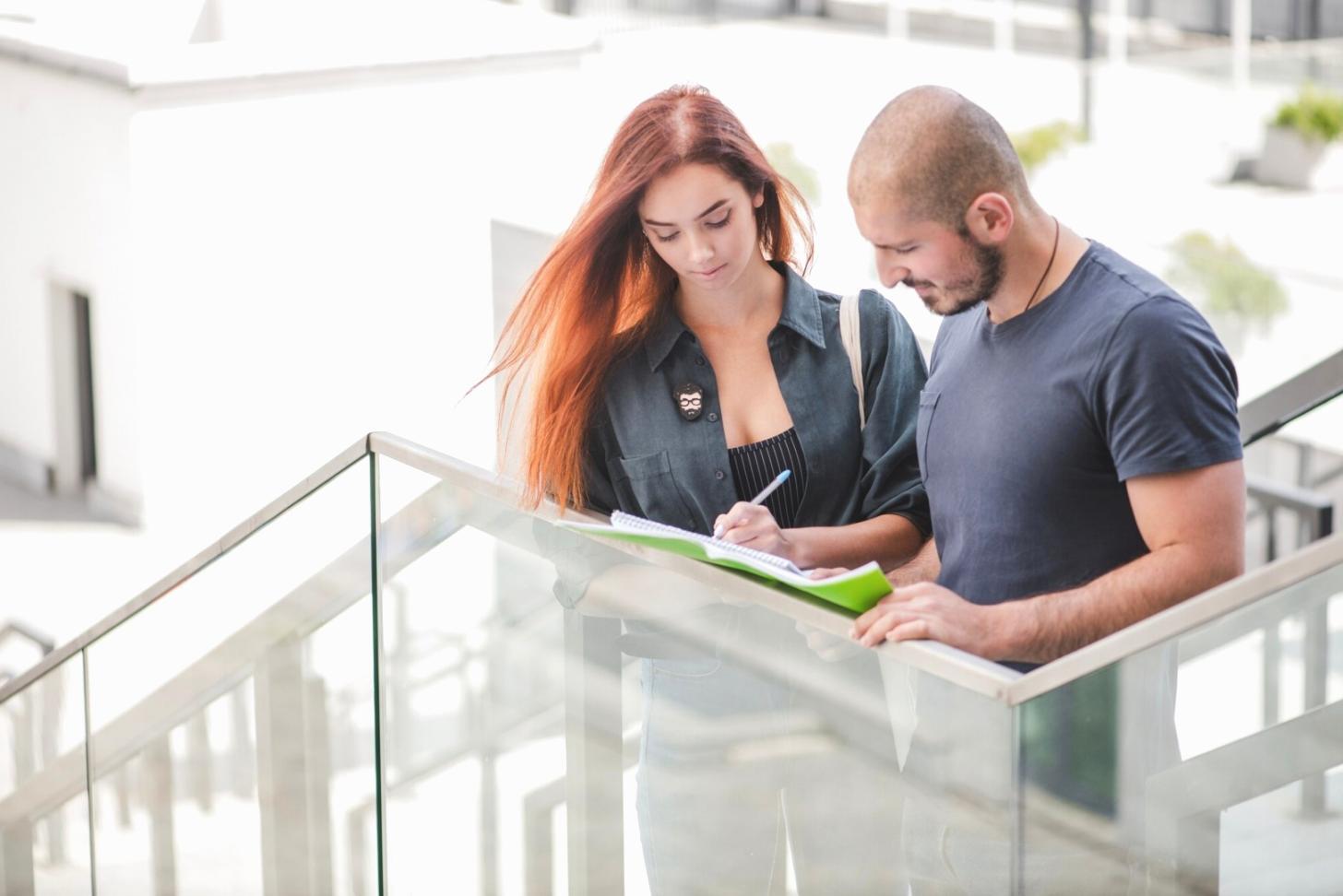 Équipe de professionnels collaborant sur un projet financier