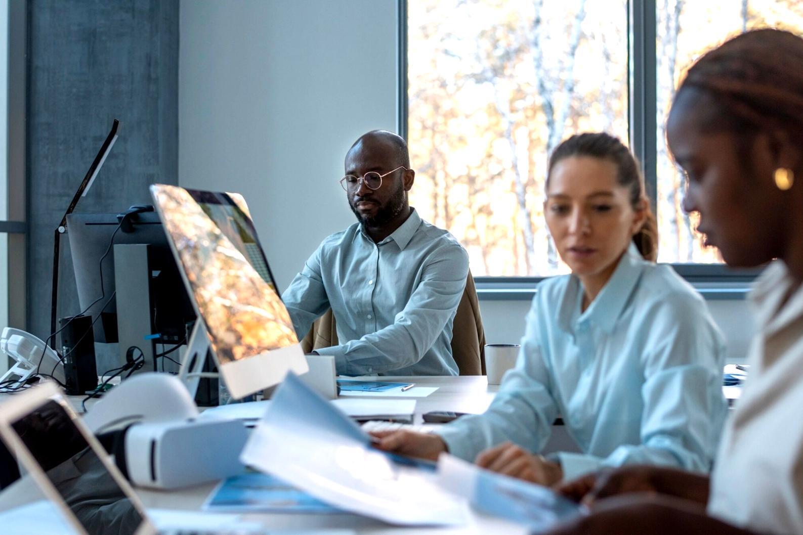 Session de formation en communication financière avec des professionnels travaillant en équipe