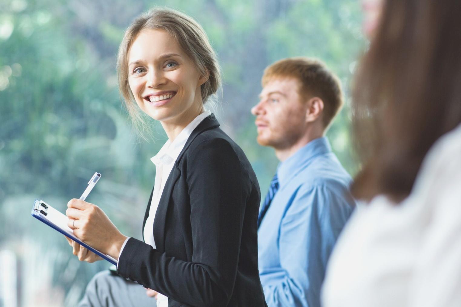 Environnement de travail moderne avec focus sur la collaboration