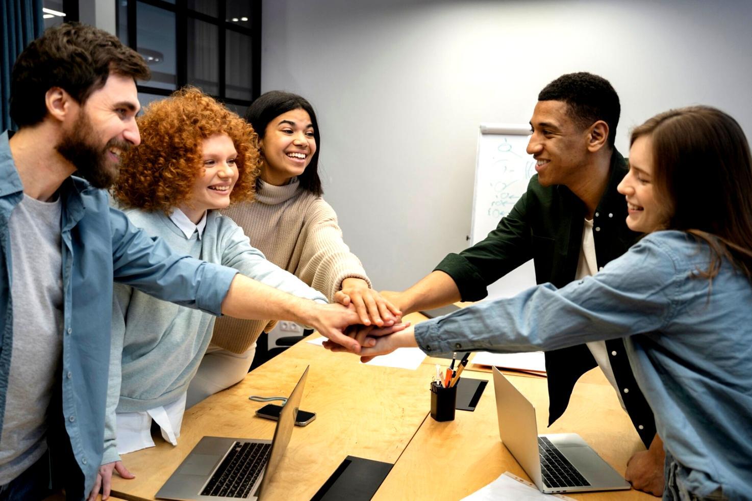 Équipe foronzarlox travaillant ensemble sur un projet de communication financière